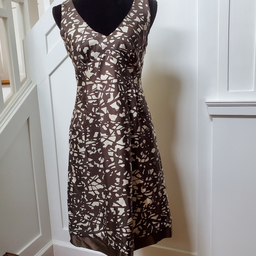 Banana Republic 100% silk fit & Flare sleeveless v-neck abstract print